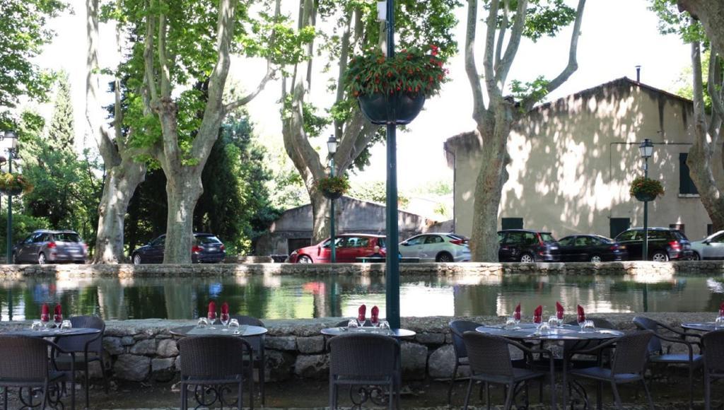 Logis De L'Etang Hotel Cucuron Buitenkant foto