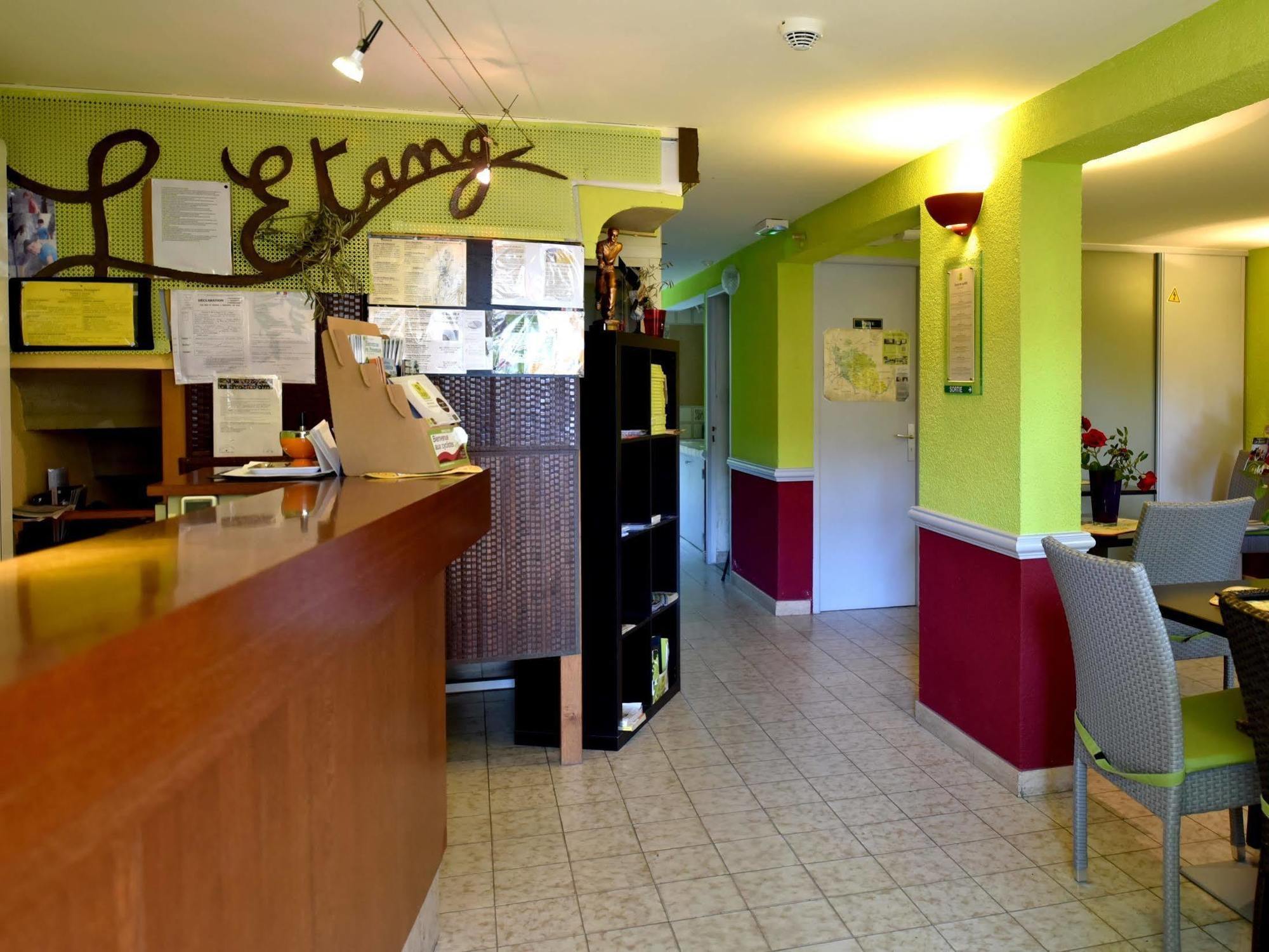 Logis De L'Etang Hotel Cucuron Buitenkant foto