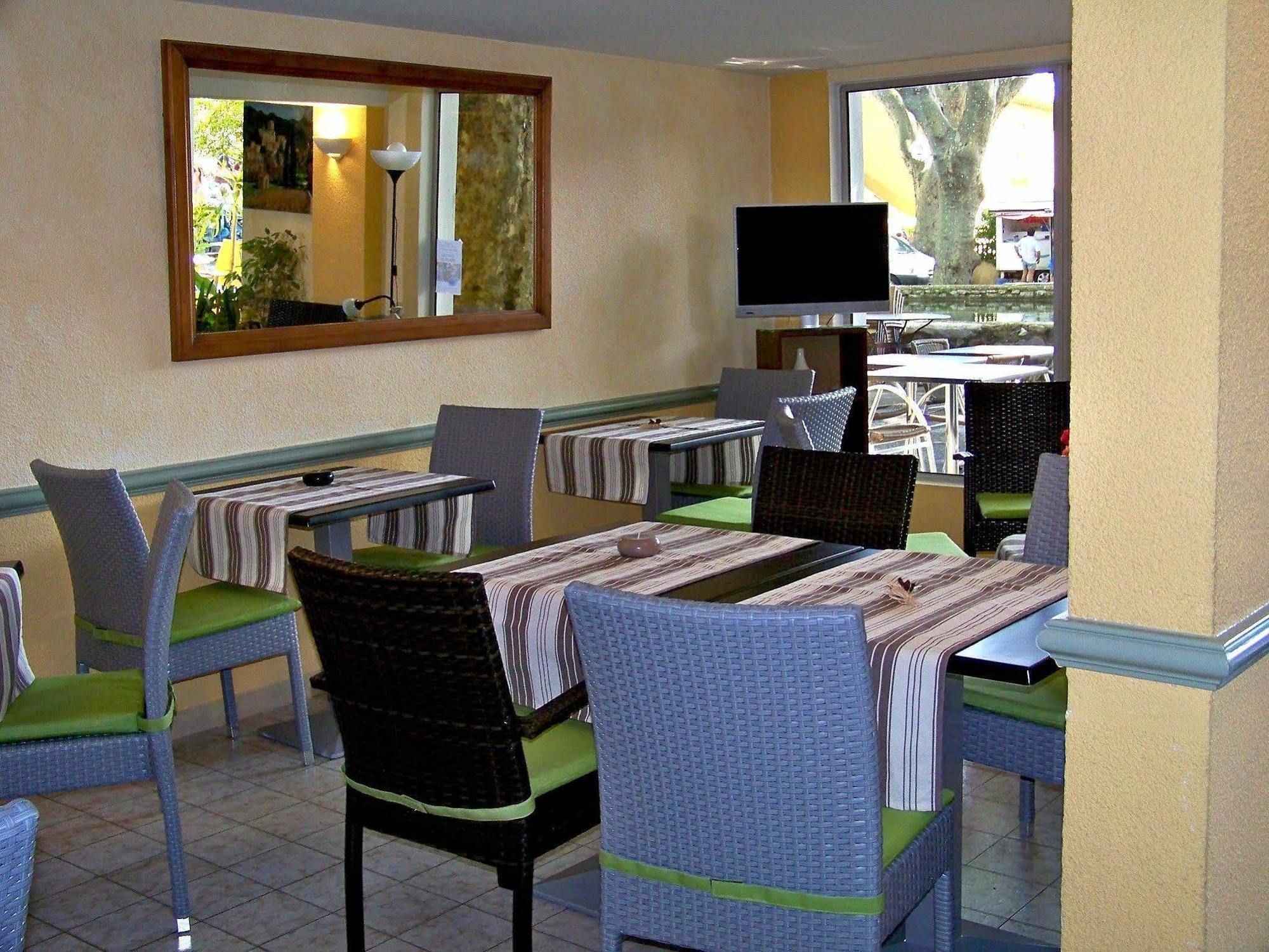 Logis De L'Etang Hotel Cucuron Buitenkant foto