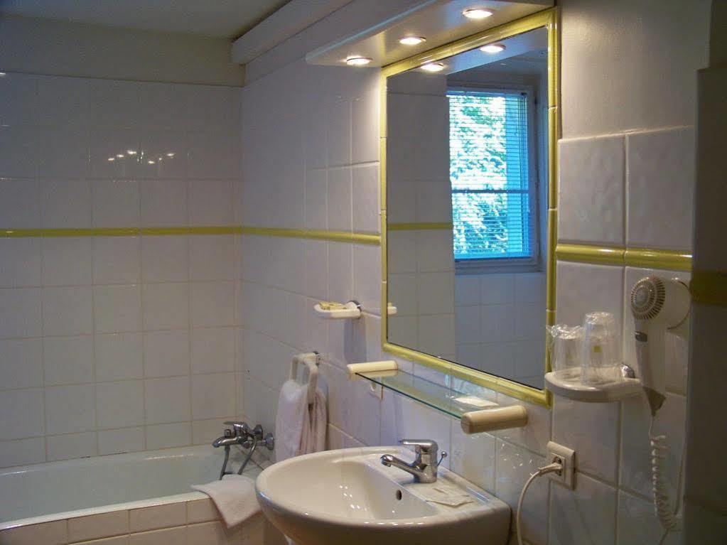 Logis De L'Etang Hotel Cucuron Buitenkant foto