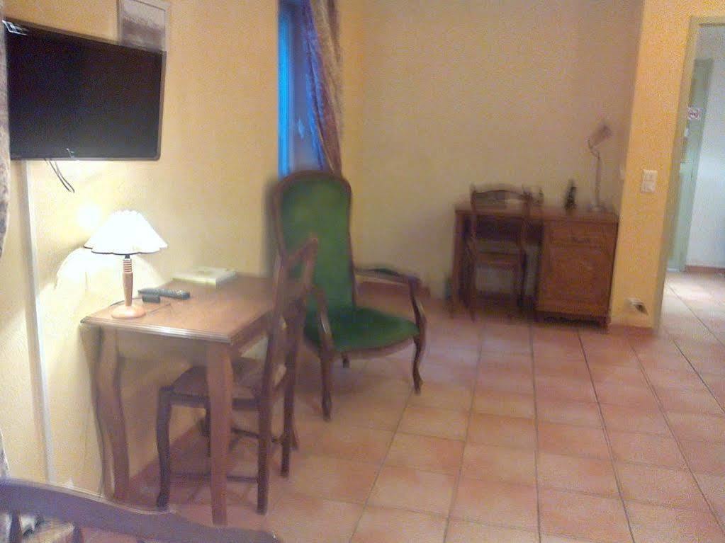 Logis De L'Etang Hotel Cucuron Buitenkant foto